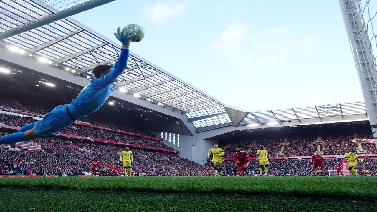 كيف أعادت كرة البريميرليغ الجديدة فن التهديف من مسافات بعيدة؟ | رياضة